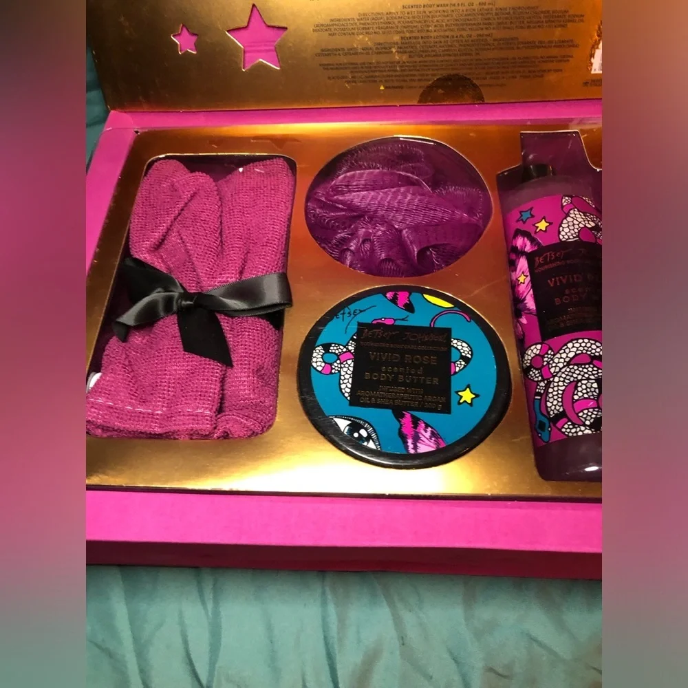 🌺🎀🍬Betsey Johnson Purple/ Magenta Body Wash Collection🎀🍬🌺